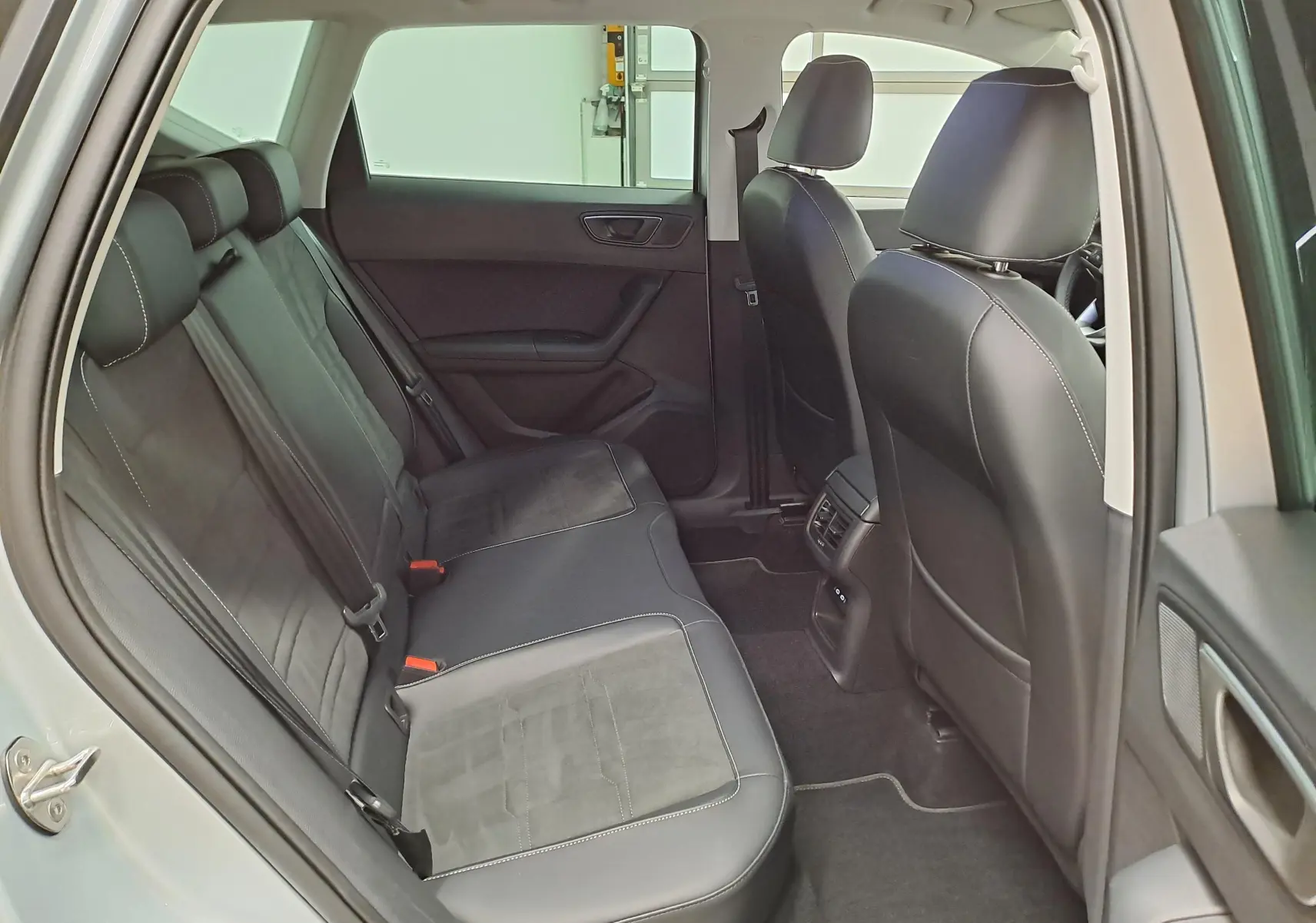Vue intérieure côté gauche montrant la banquette arrière en cuir noir du SEAT Ateca 2025 Argent Reflex.