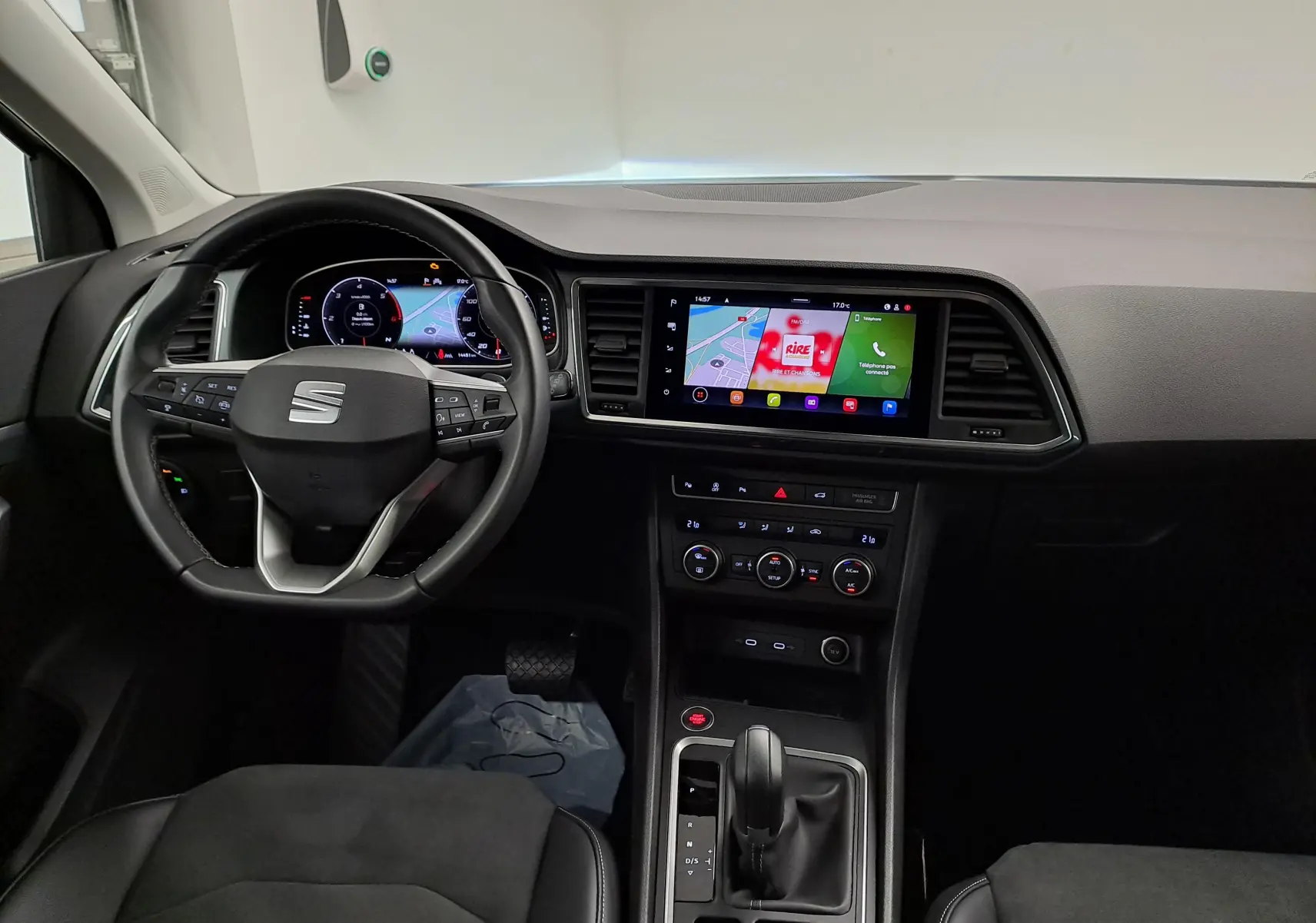 Vue intérieure du tableau de bord et volant du SEAT Ateca 2.0 TDI 150 DSG7 COPA, avec écran tactile central allumé.