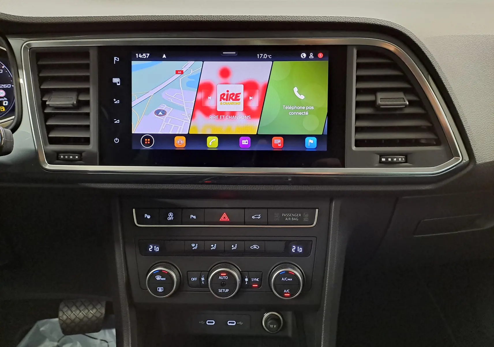 Tableau de bord du SEAT Ateca 2025 avec écran tactile central, commandes climatisation et ventilation visibles de face.