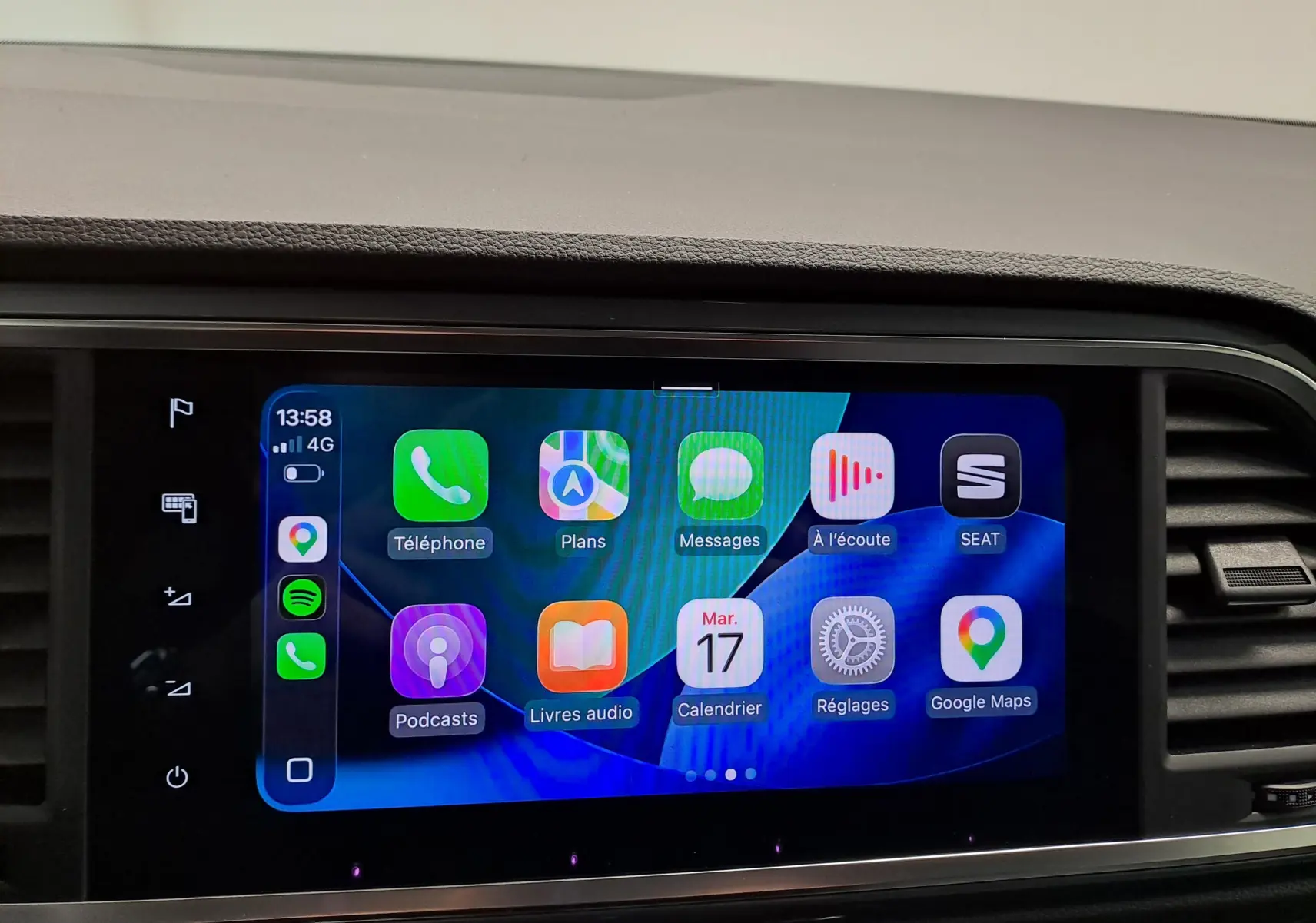 Écran tactile intérieur du SEAT Ateca 2025 affichant les applications connectées, avec interface claire et moderne.