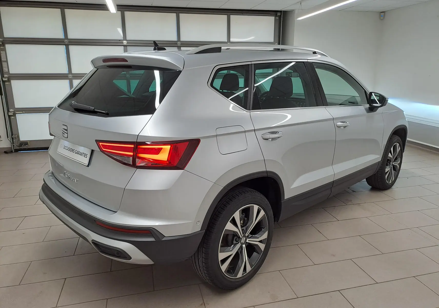 Vue 3/4 arrière droite d'un SEAT Ateca 2.0 TDI 150 DSG7 Copa argent métallisé avec jantes alliage 18'' usinées.