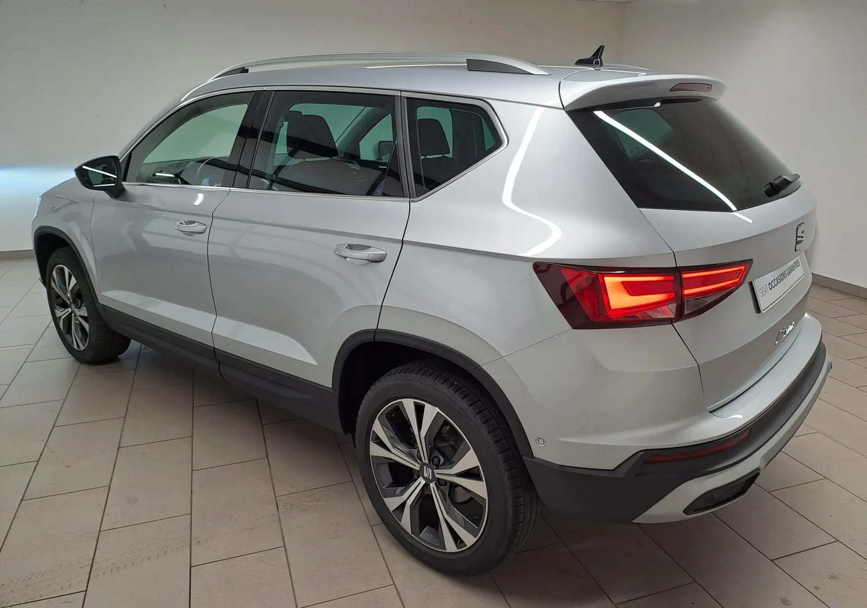 Vue 3/4 arrière droite d’un SEAT Ateca 2.0 TDI 150 DSG7 Copa en argent métallisé avec jantes alliage 18 pouces.