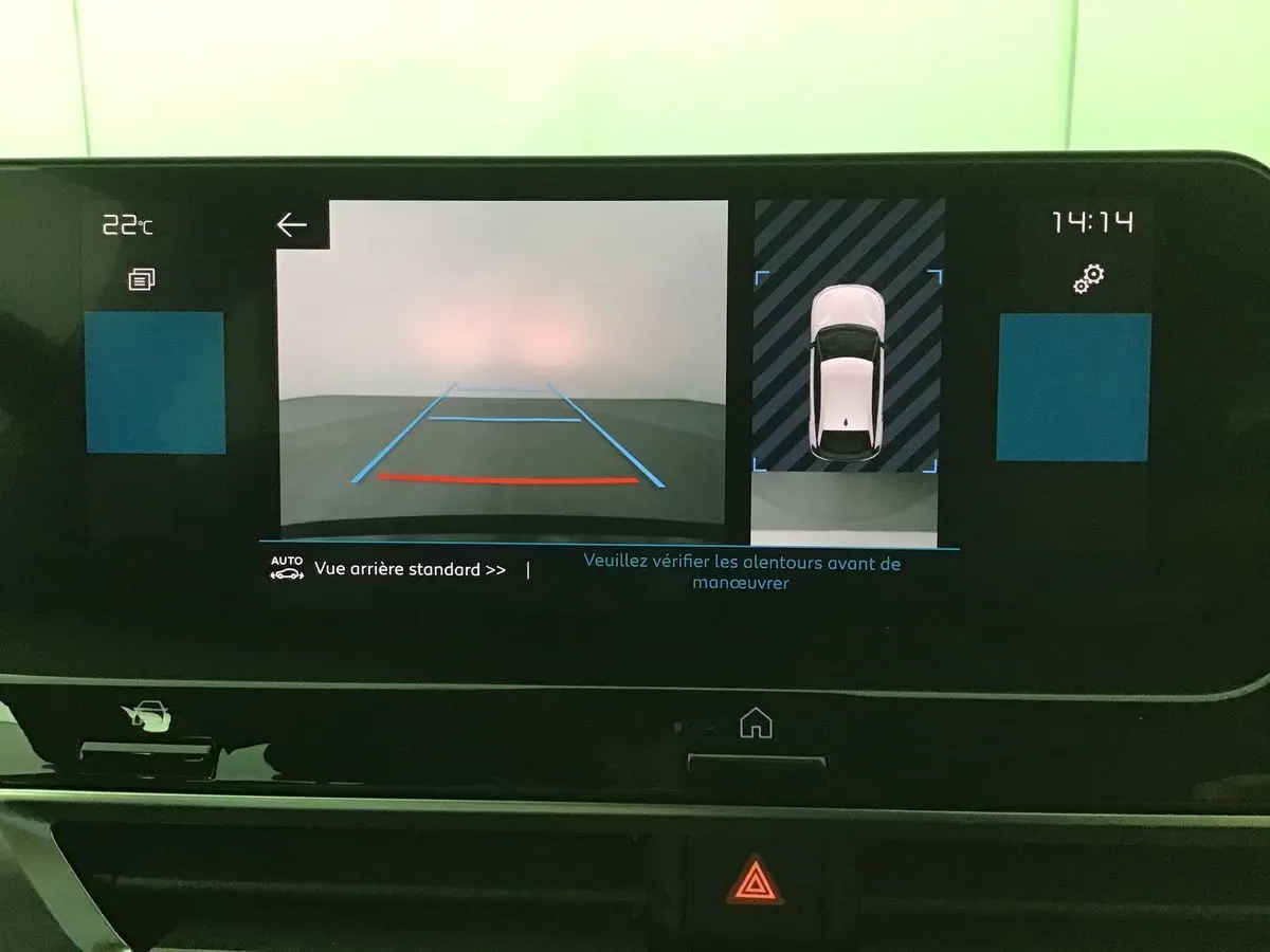 Écran multimédia de la Citroën C4 noire 2022 montrant la caméra de recul et l'affichage de l'aide au stationnement.