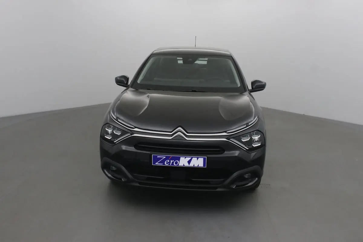 Citroën C4 noire vue de face, mettant en valeur ses phares LED et la calandre distinctive.