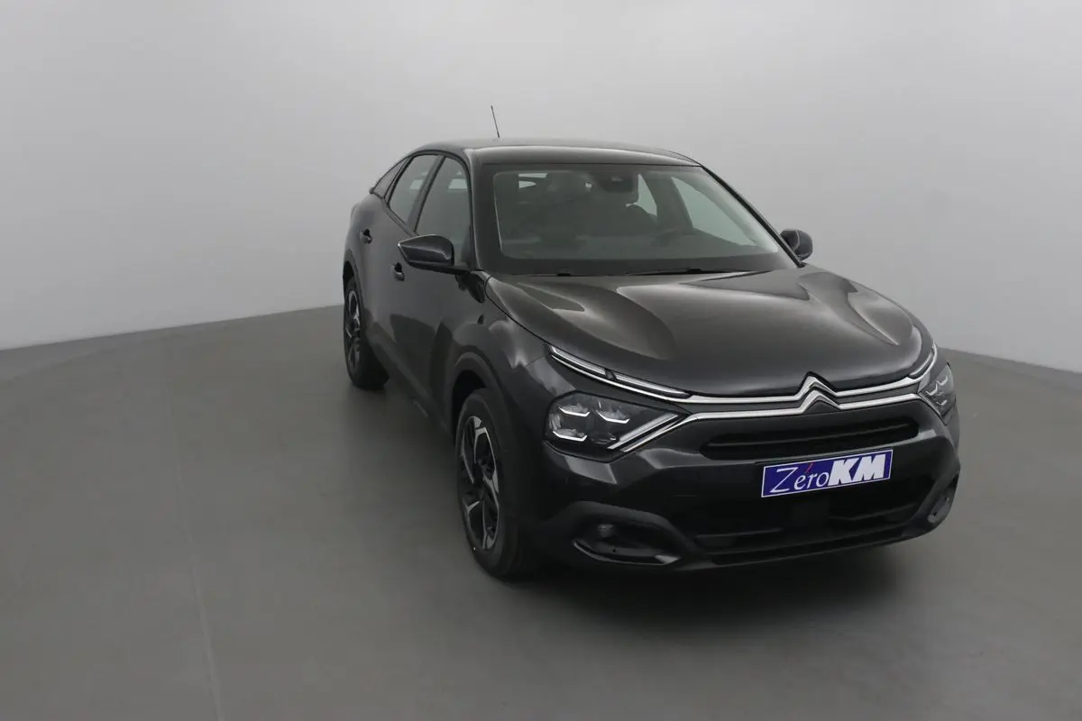 Citroën C4 noir vue 3/4 avant droit, mettant en valeur ses phares LED et sa calandre distinctive.