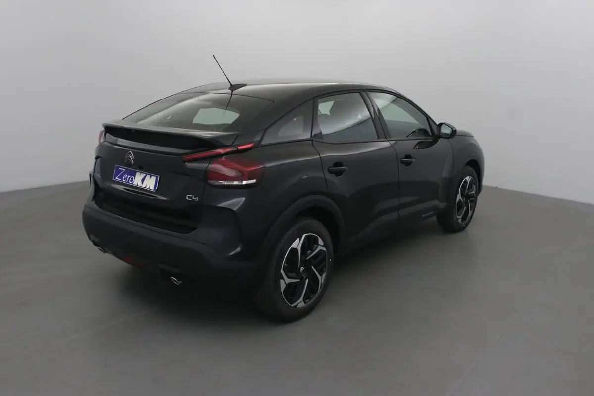 Vue 3/4 arrière droite d'une Citroën C4 noire 2022 avec jantes alliage et feux arrière LED distinctifs.