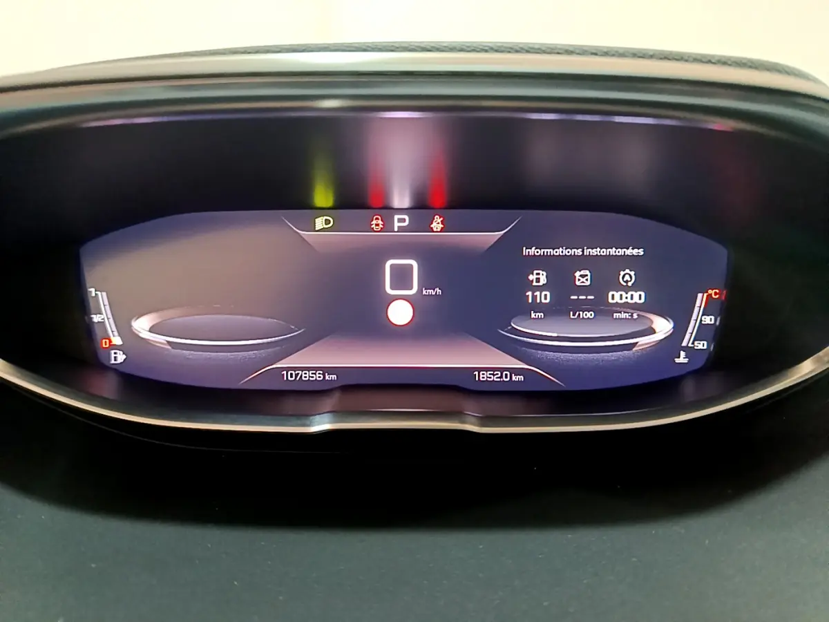 Combiné d'instruments numérique du Peugeot 3008 GT 2023 affichant vitesse, kilométrage et informations instantanées.