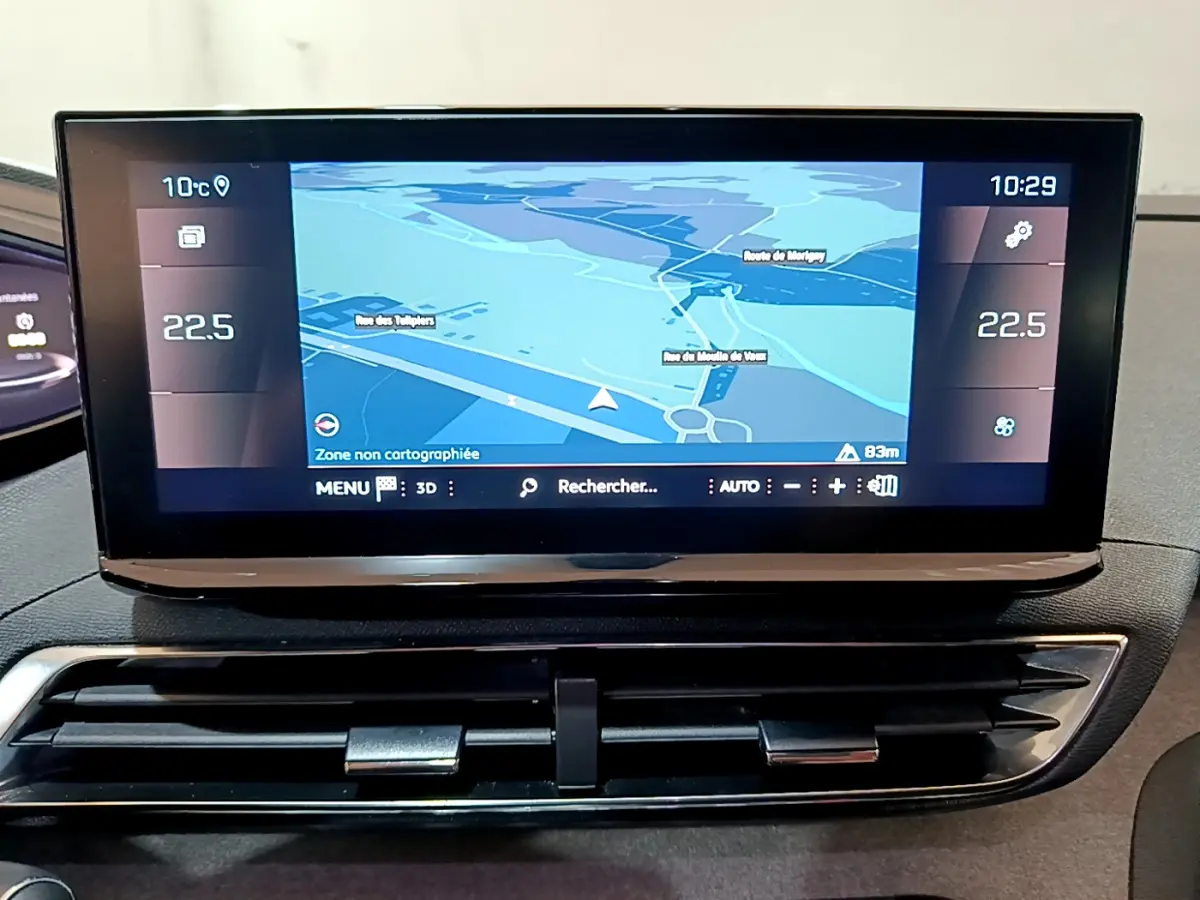 Écran tactile central affichant la navigation du Peugeot 3008 GT 2023, avec commandes climatisation visibles en dessous.