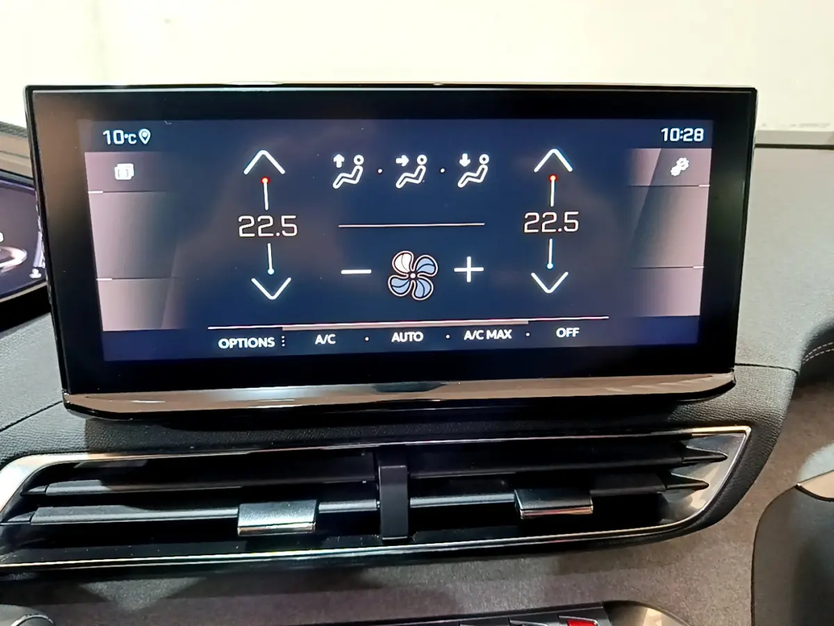 Écran tactile central affichant la climatisation à 22,5°C dans l'habitacle du Peugeot 3008 noir 2023.