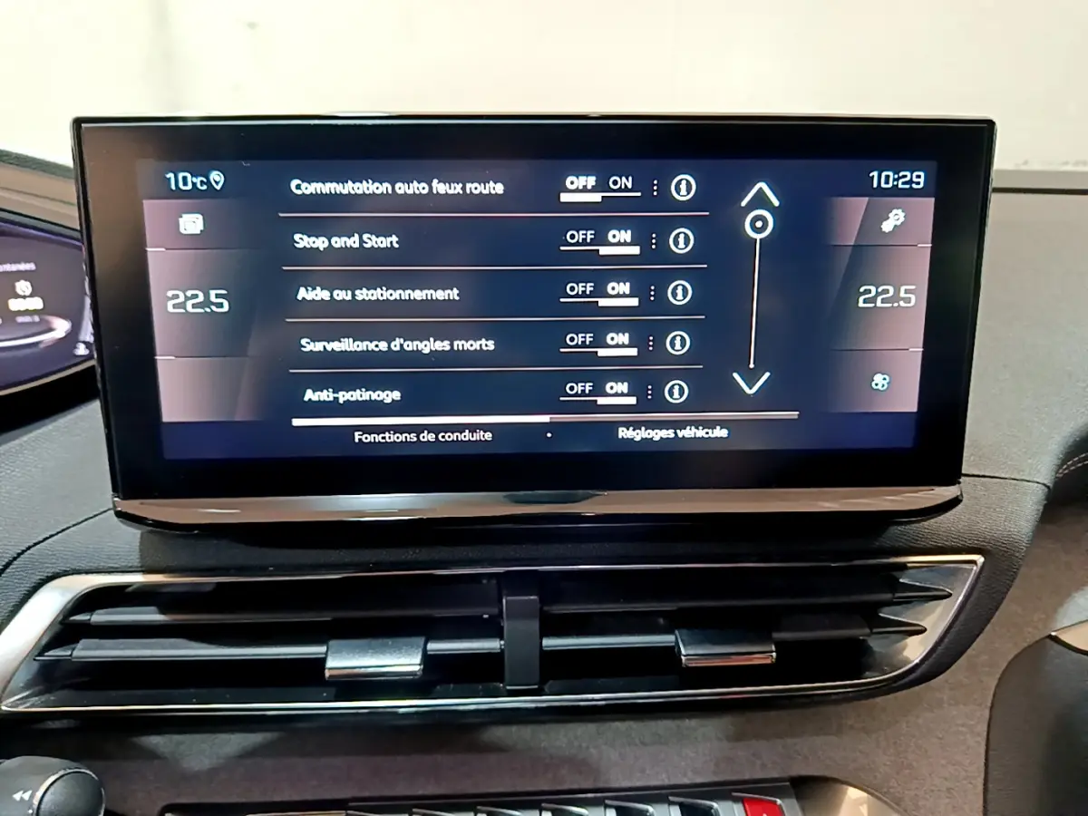 Écran tactile central affichant les réglages de conduite du Peugeot 3008 GT noir, vue intérieure frontale.