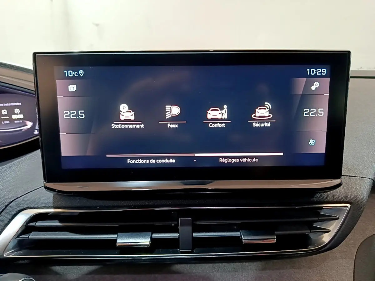 Écran tactile central du Peugeot 3008 GT 2023 affichant les réglages de conduite, vu de face en intérieur noir.