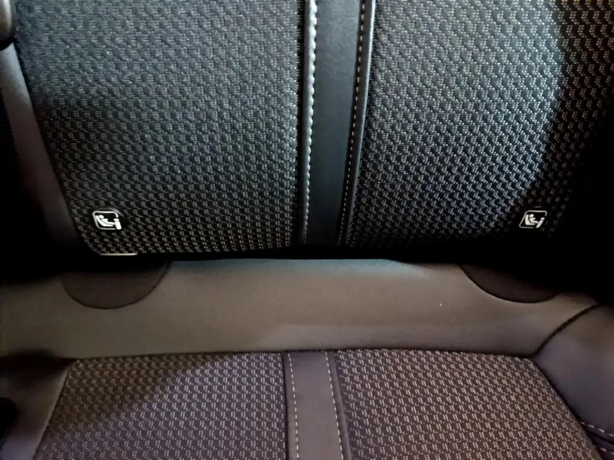 Gros plan sur la banquette arrière noire du Peugeot 3008 2023 avec logos Isofix visibles sur les sièges.