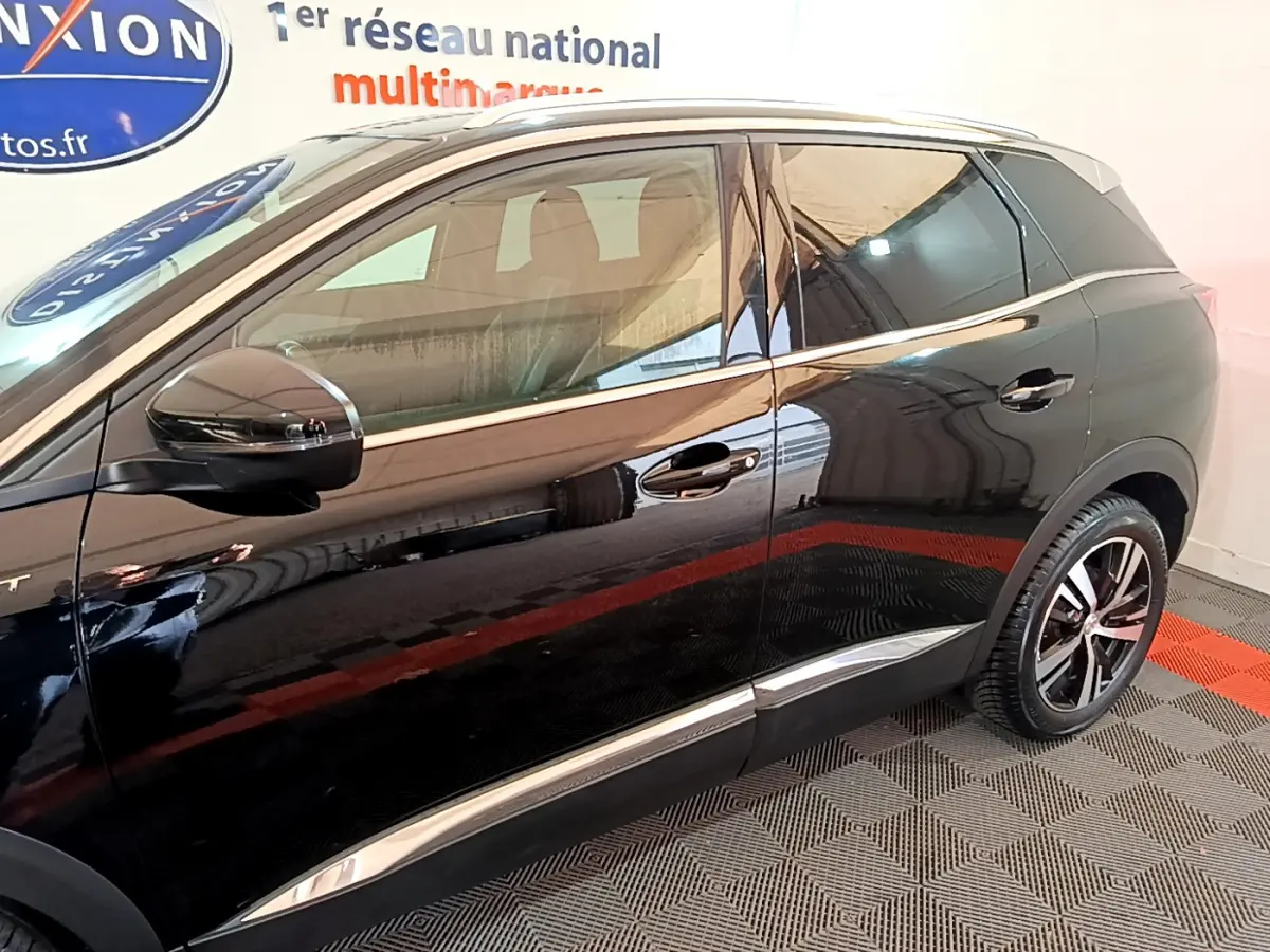 Profil côté gauche noir brillant du Peugeot 3008 GT 2023 avec jantes alliage et détails chromés sur les portières