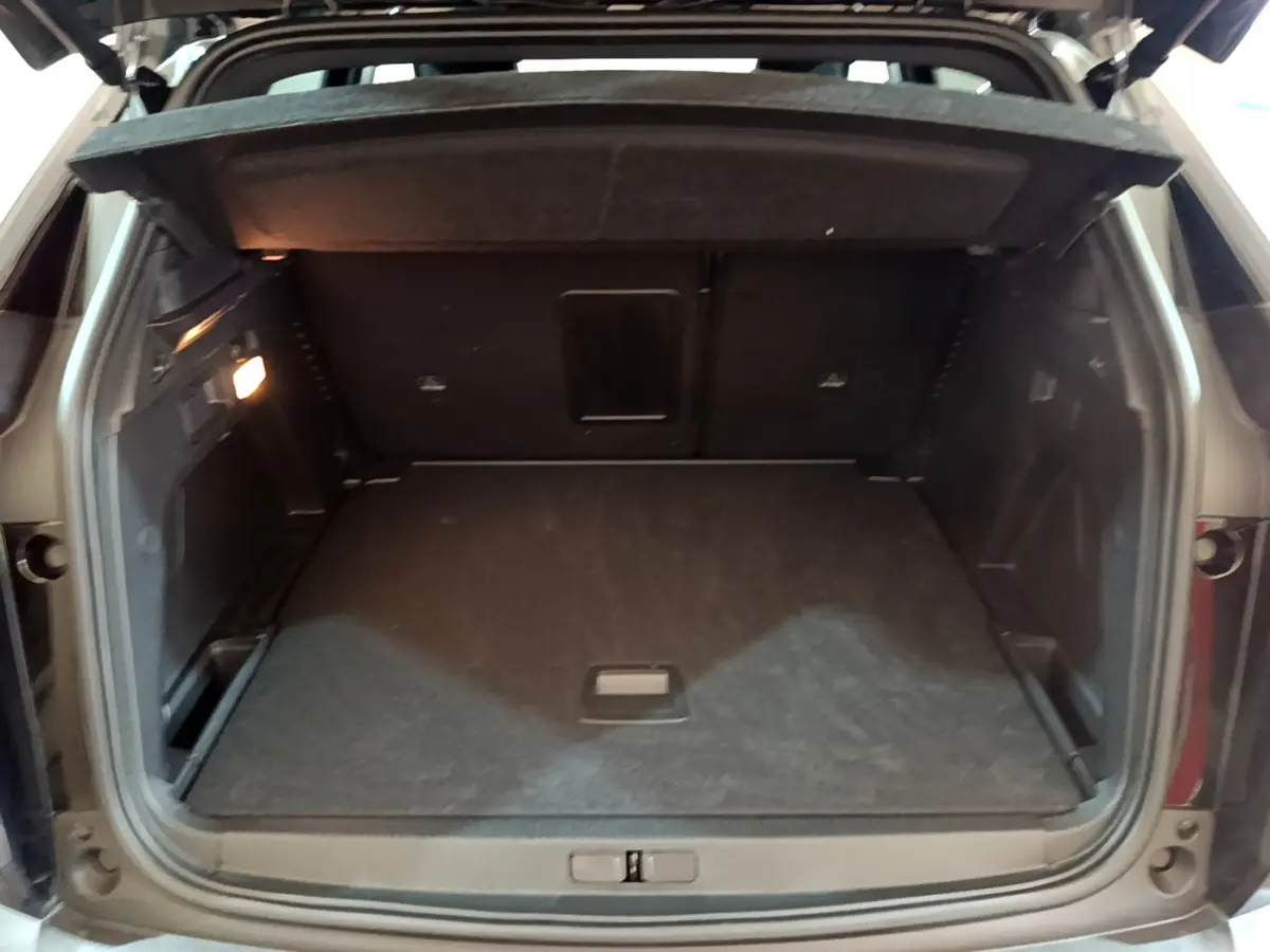 Coffre ouvert du Peugeot 3008 noir, vue arrière montrant l’espace de chargement et la tablette de séparation.