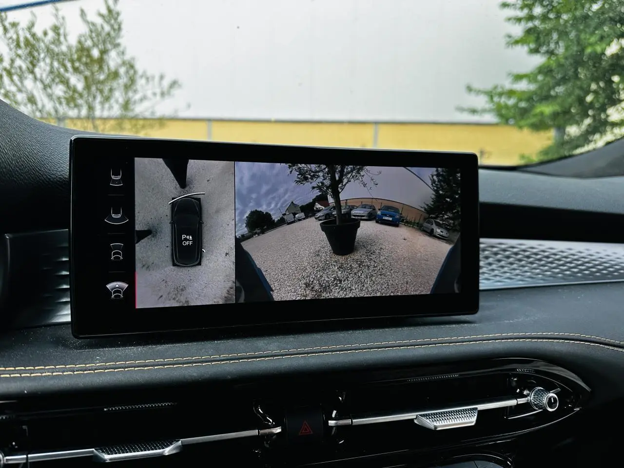 Écran tactile intérieur affichant la caméra de recul et la vue à 360° dans l'Alfa Romeo Tonale Sprint 2024 bleu métallisé.