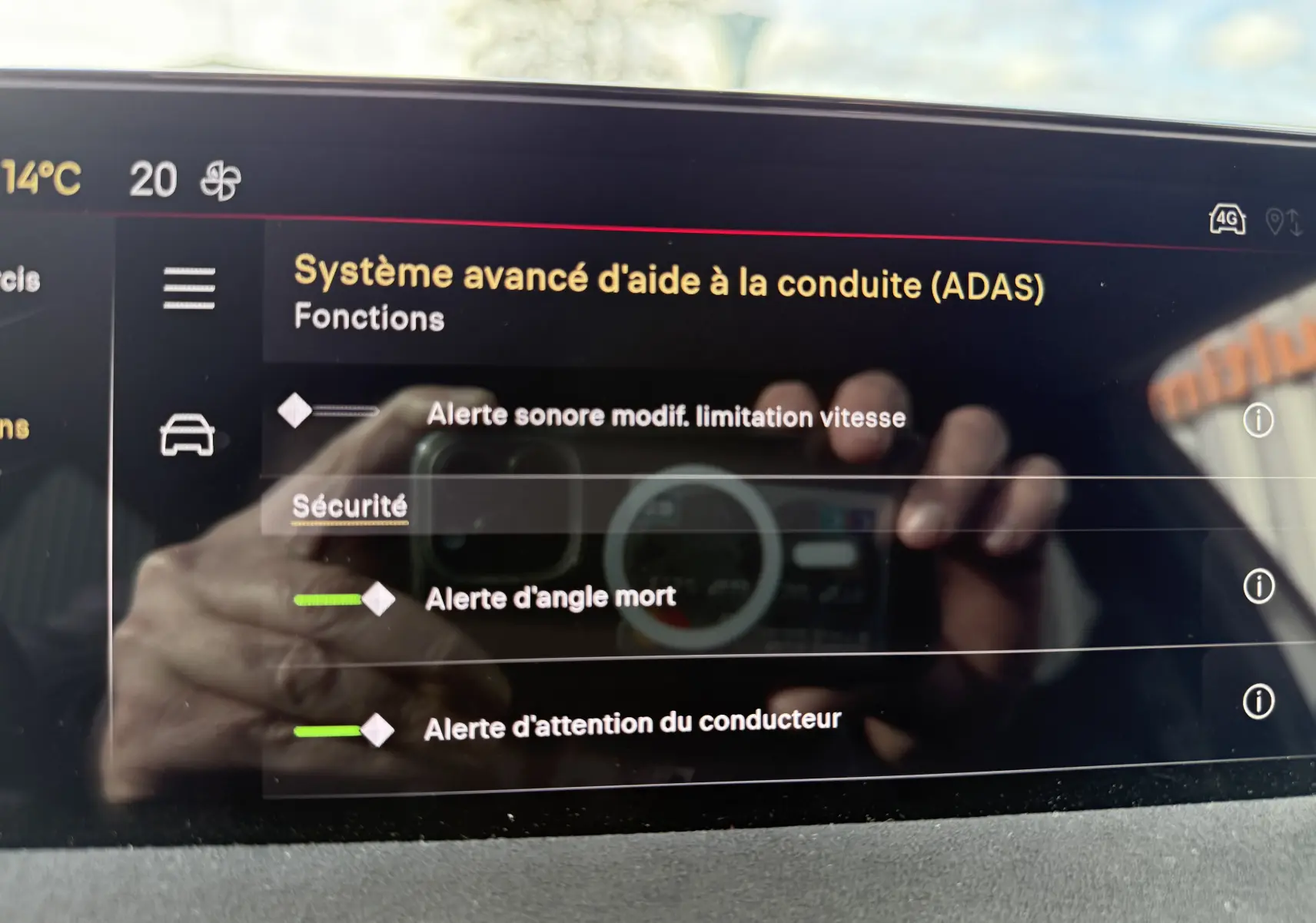 Écran tactile intérieur affichant le menu du système avancé d’aide à la conduite ADAS sur DS3 hybride gris Artense toit noir.
