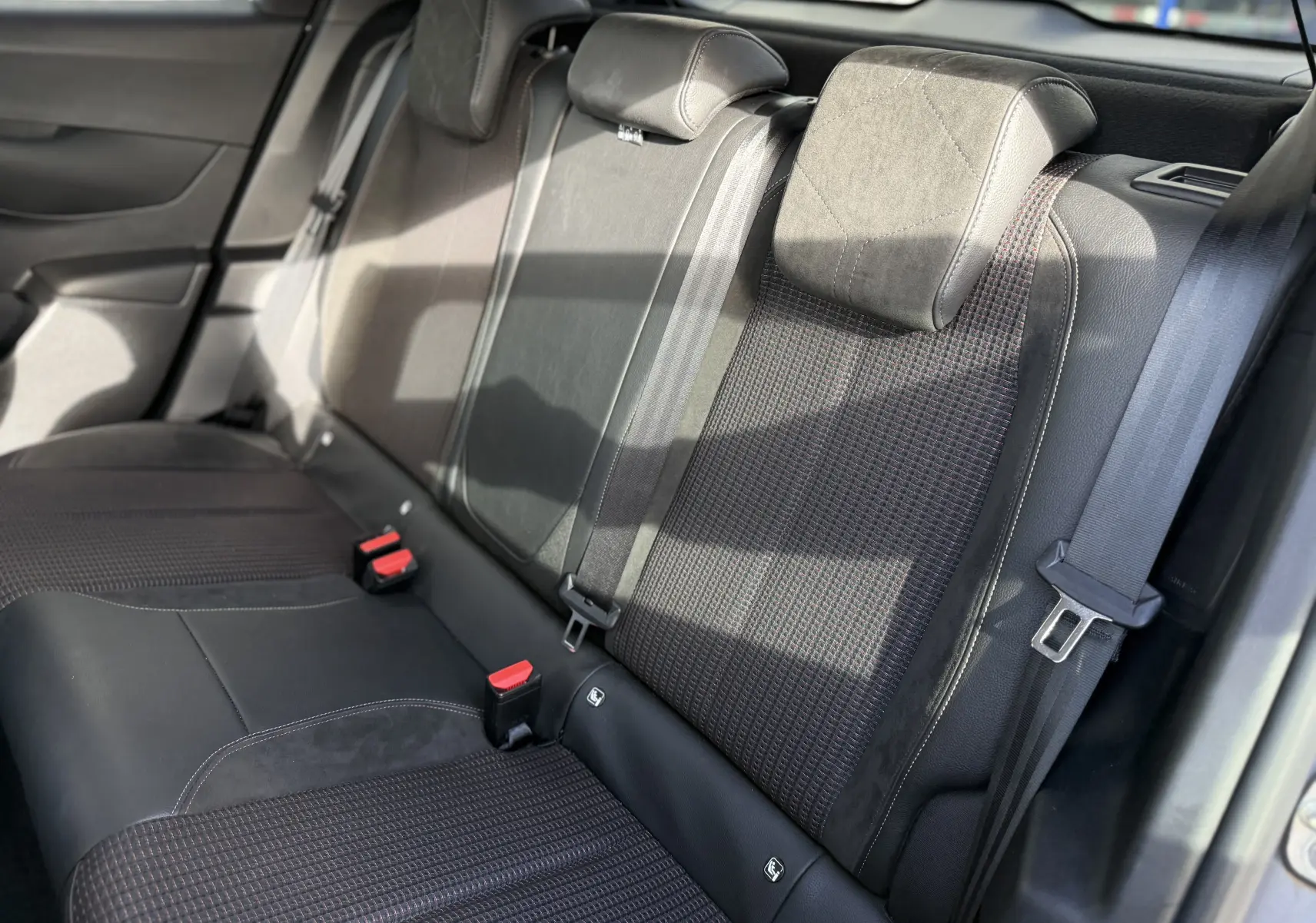 Vue intérieure côté droit des sièges arrière en tissu et cuir noir de la DS3 HYBRIDE 145 e-DCT6 Étoile 2025.