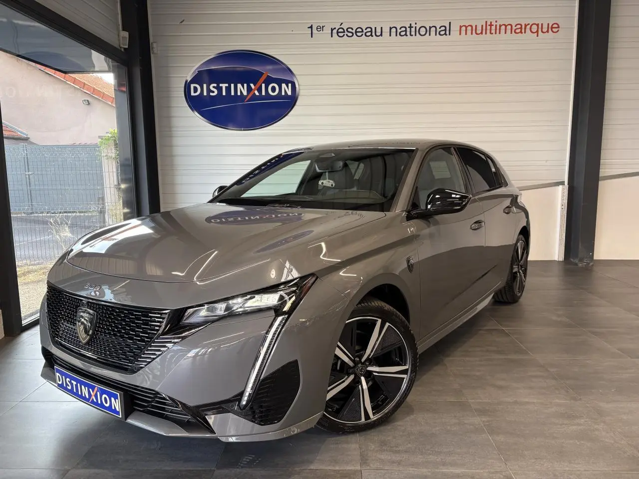 Peugeot 308 gris selenium vue 3/4 avant droit, calandre noire brillante et jantes alliage 18'' Kamakura.