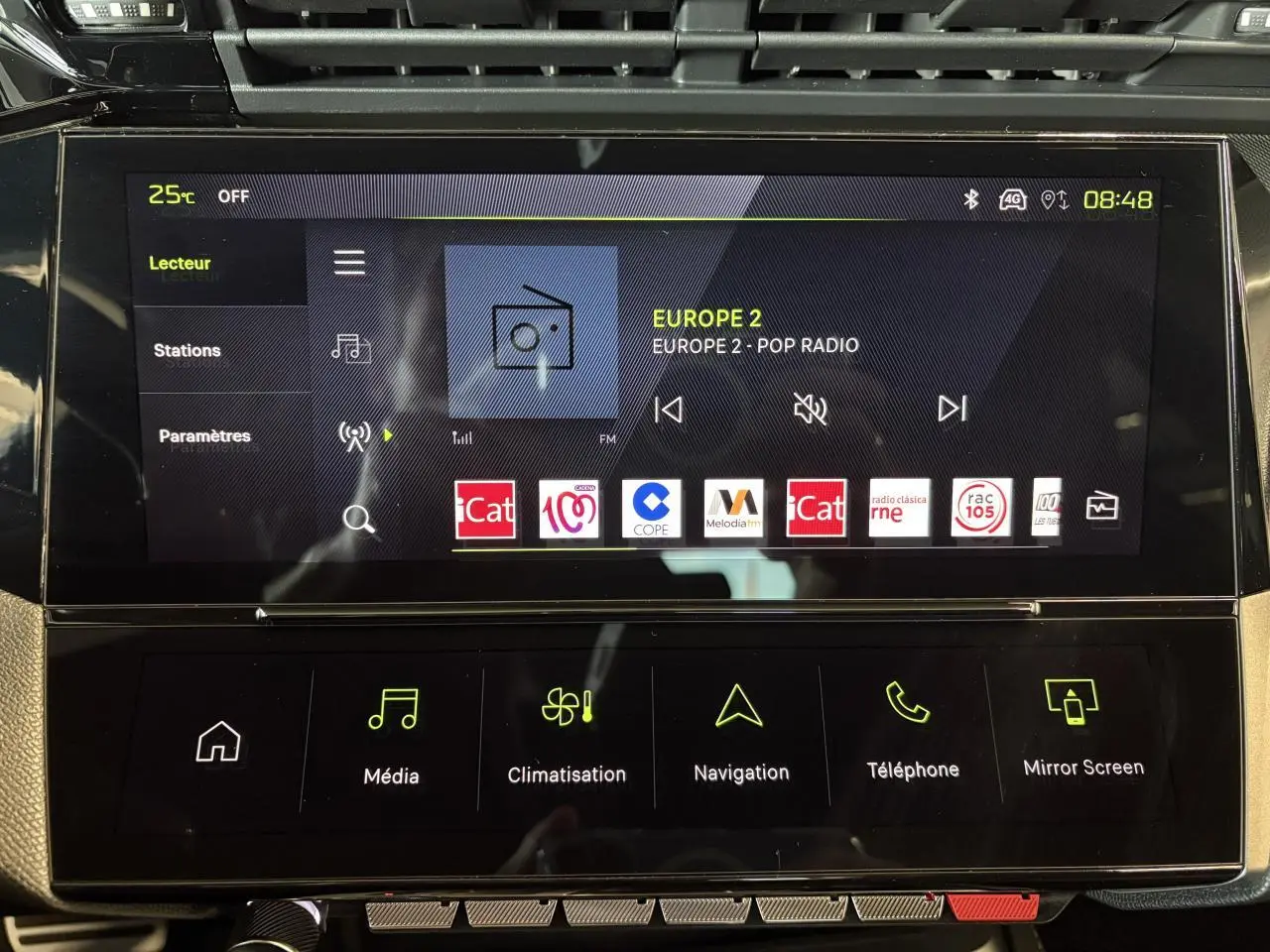 Écran tactile central de la Peugeot 308 GT 2025 montrant l'interface multimédia avec radio Europe 2, vue de face.