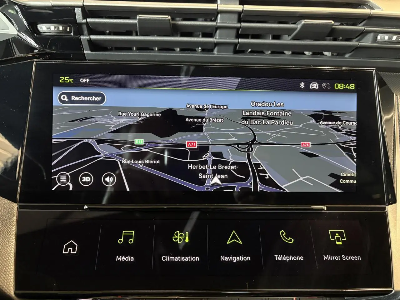 Écran tactile central du tableau de bord Peugeot 308 GT 2025 avec navigation et commandes multimédia visibles.