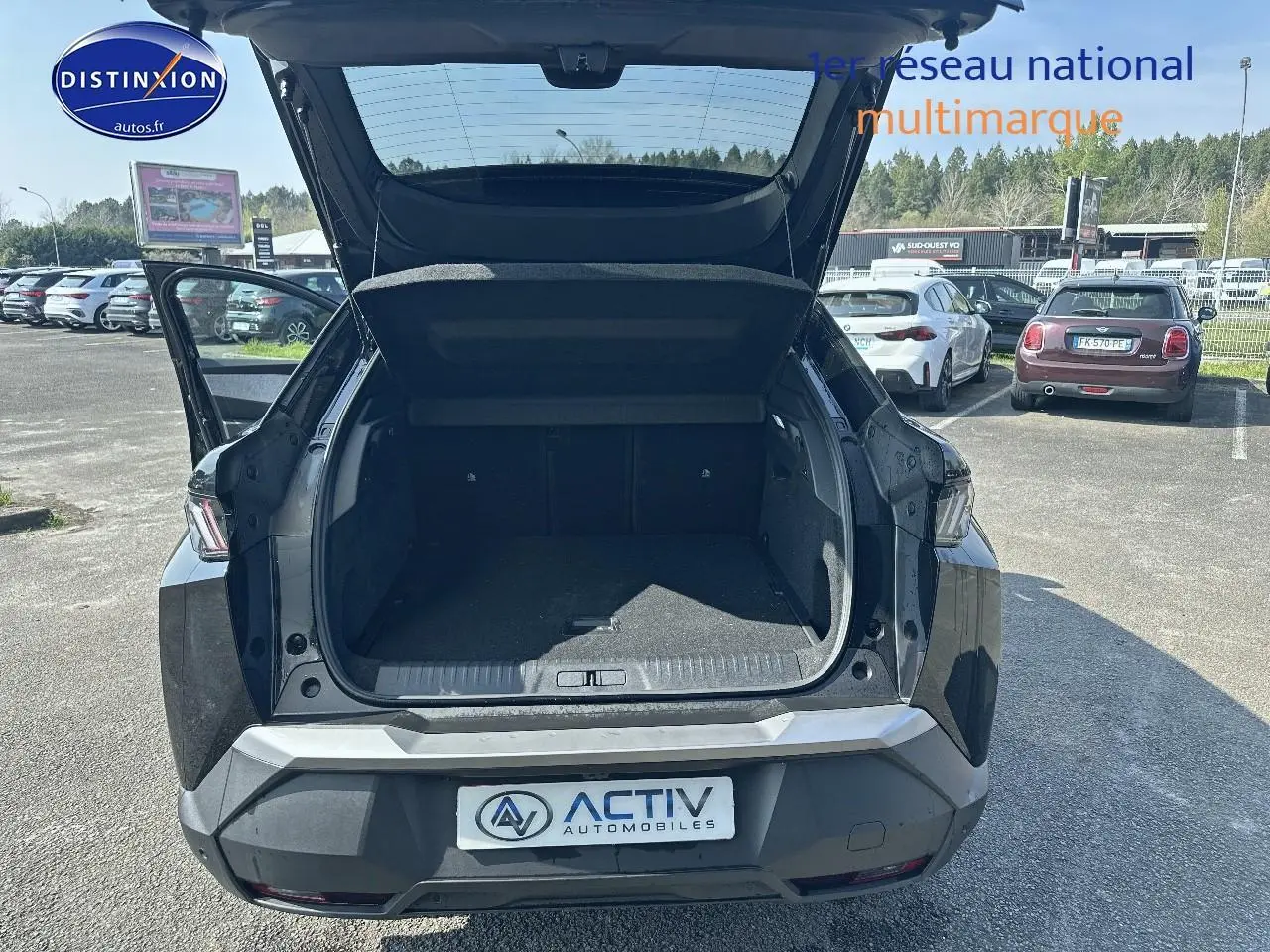 Vue arrière d'un Peugeot 3008 noir perla nera avec coffre ouvert, montrant l'espace de chargement vide en extérieur.