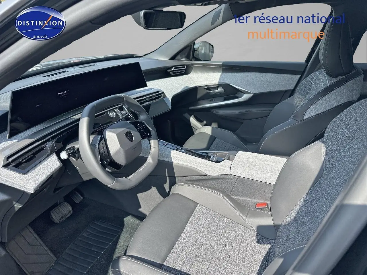 Intérieur avant droit du Peugeot 3008 2025 noir perla nera, avec tableau de bord numérique et sièges bi-matière gris et noir.
