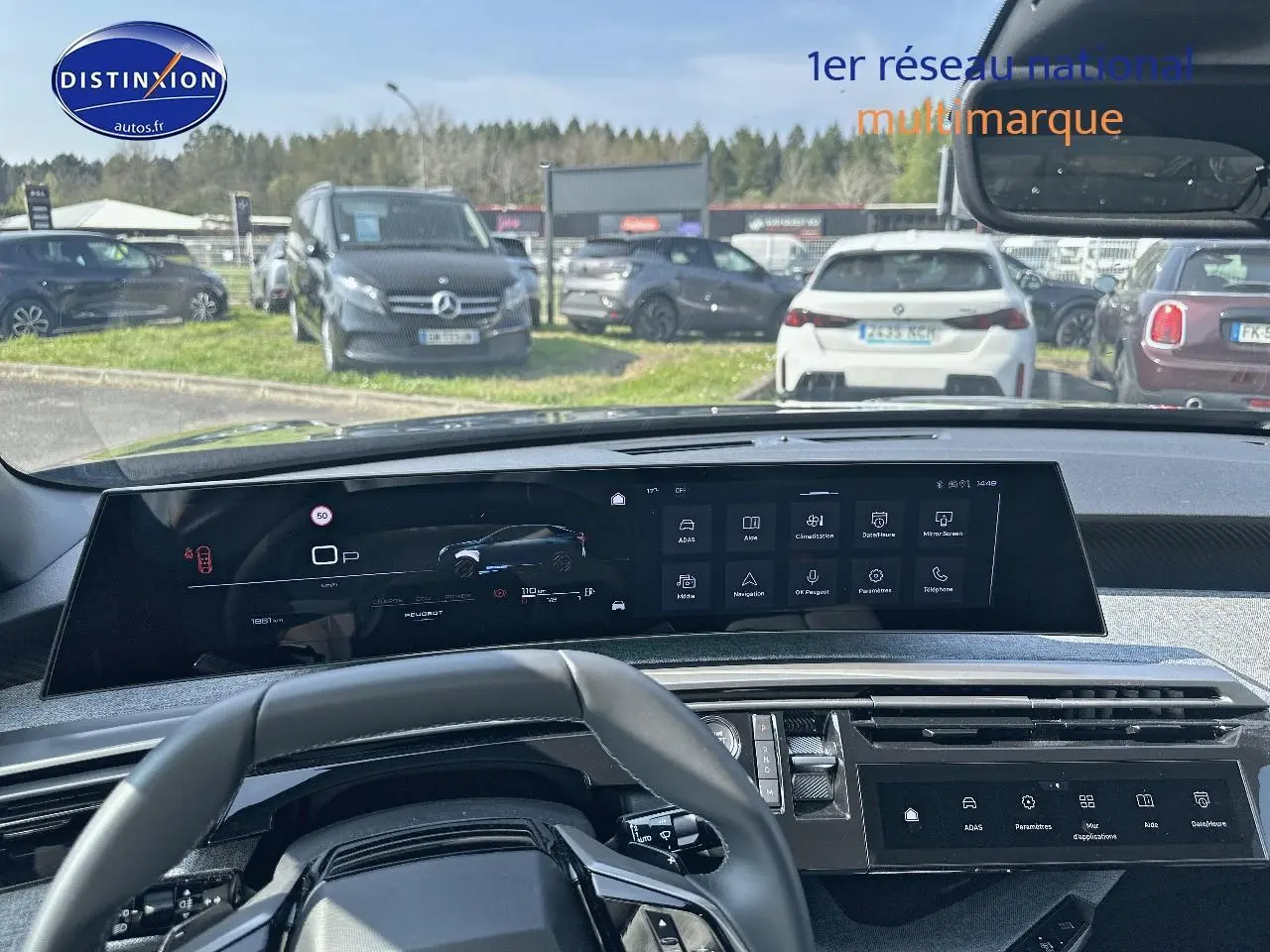 Vue intérieure du tableau de bord et volant cuir du Peugeot 3008 noir perla nera, avec écran tactile large et affichage numérique.