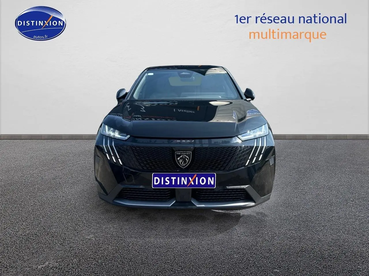 Vue de face du Peugeot 3008 noir perla nera avec calandre distinctive et feux LED en forme de griffes.