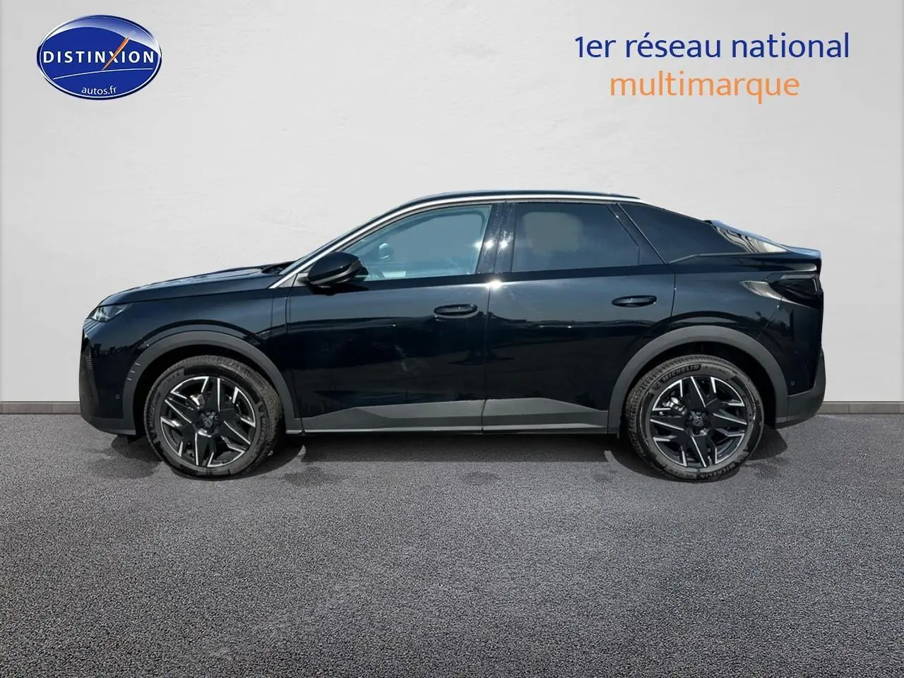 Profil droit du Peugeot 3008 noir perla nera 2025 avec jantes alliage et vitres surteintées.