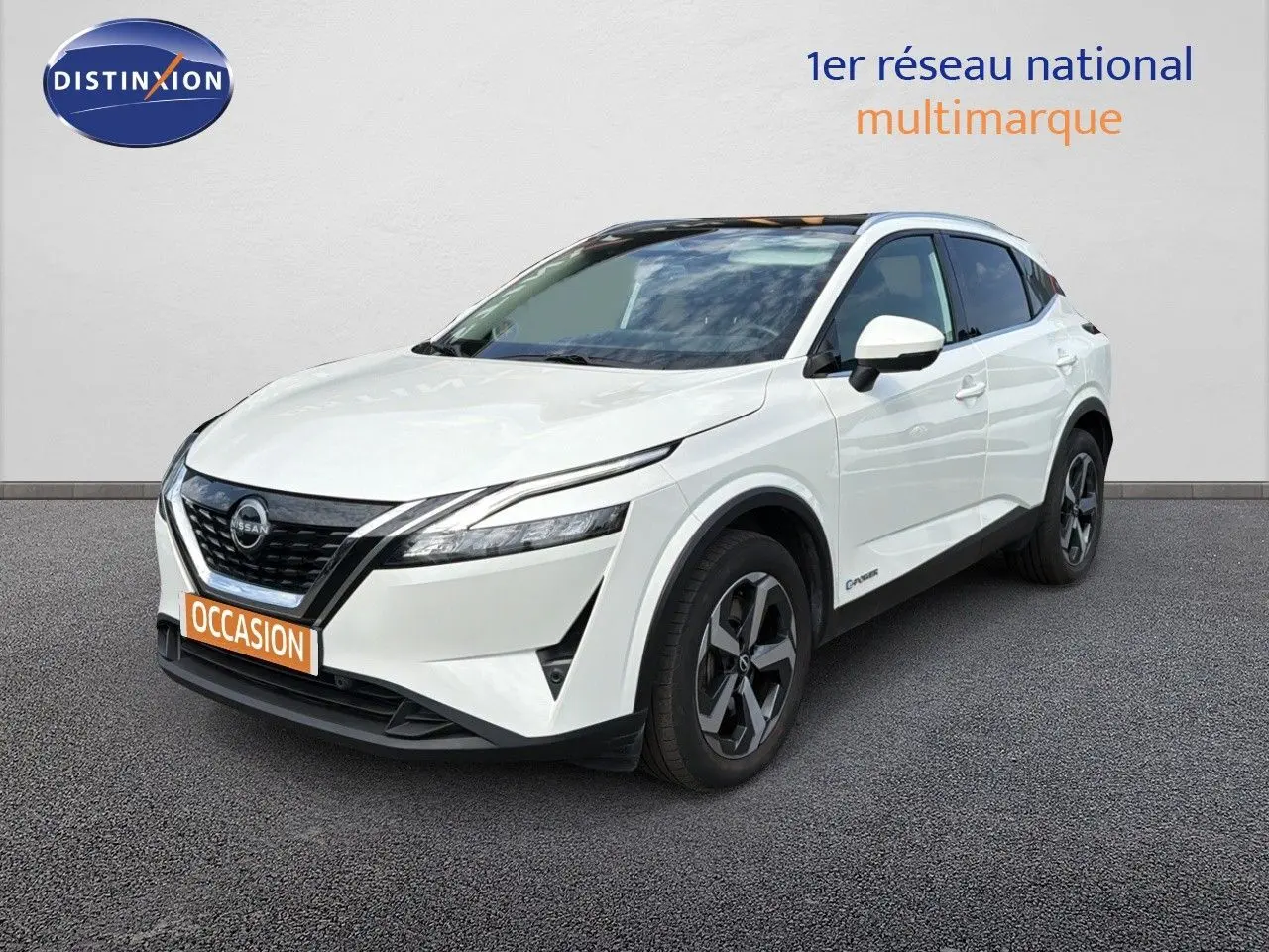 Vue 3/4 avant d'un Nissan Qashqai e-POWER blanc nacré métal avec jantes bi-ton et calandre noire distinctive.