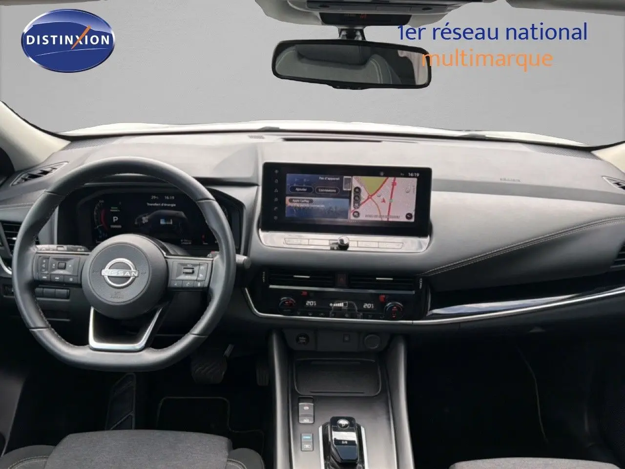 Vue intérieure avant du Nissan Qashqai e-POWER blanc nacré, avec tableau de bord numérique et écran tactile central.