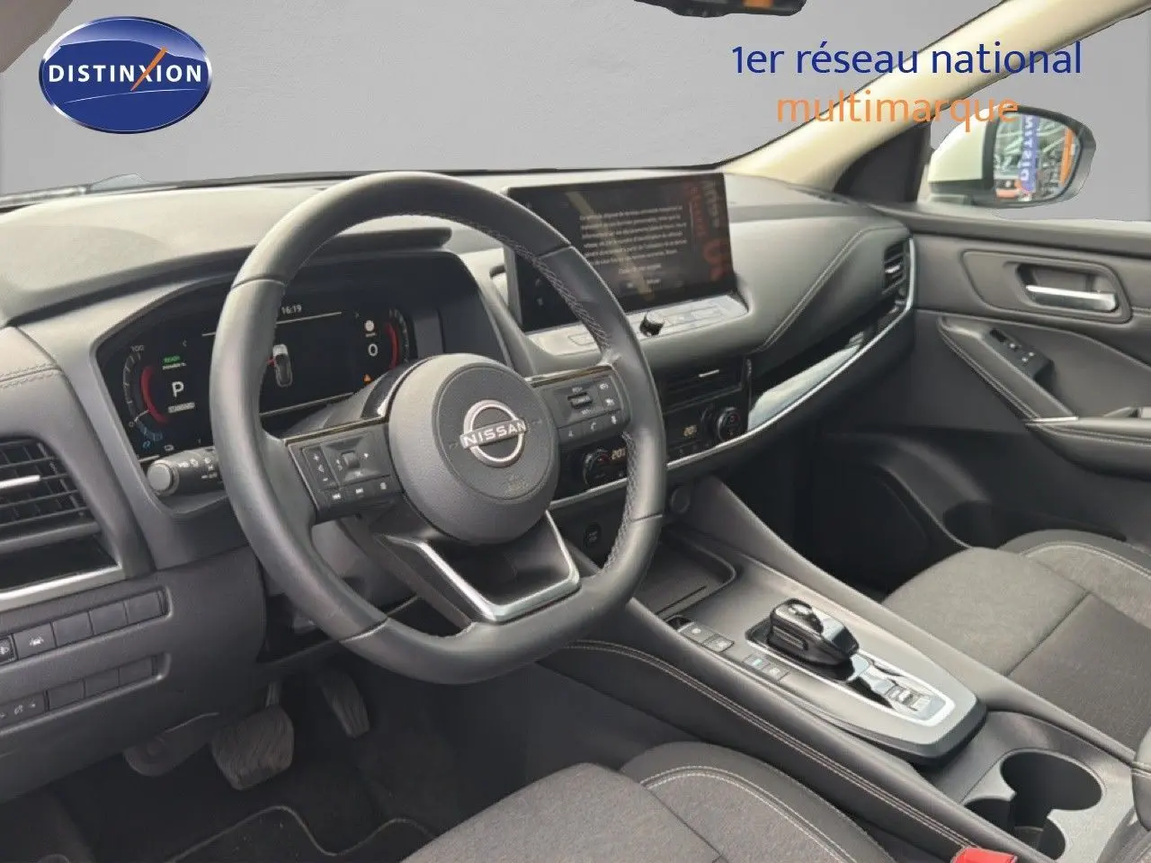 Vue intérieure côté conducteur du Nissan Qashqai e-POWER 2023, tableau de bord et volant cuir noir avec écran tactile.