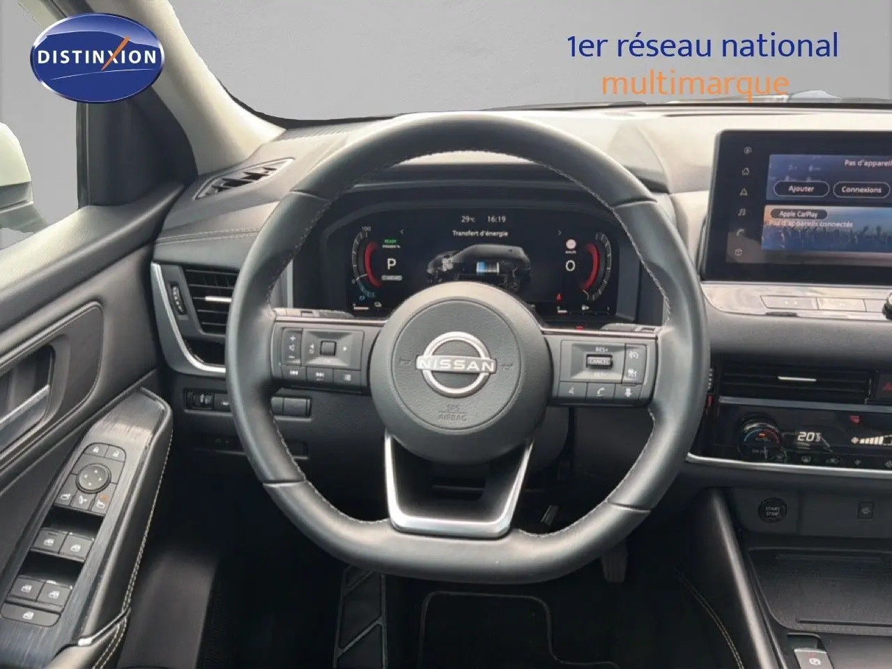 Vue intérieure centrée sur le volant cuir noir et le tableau de bord numérique du Nissan Qashqai e-POWER 2023.