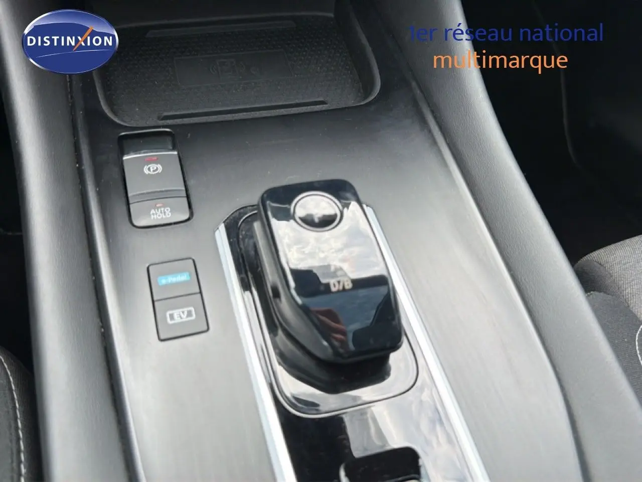 Gros plan sur la console centrale noire du Nissan Qashqai e-POWER 2023 avec sélecteur de boîte automatique et boutons EV et e-Pedal.