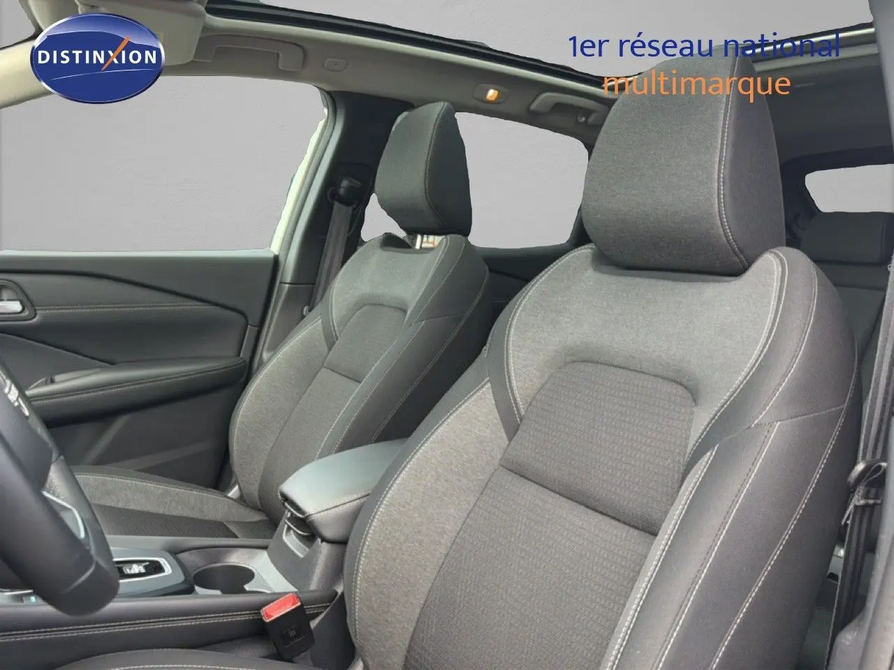 Vue intérieure côté droit du Nissan Qashqai e-POWER 2023, sièges tissu gris avec surpiqûres contrastées.
