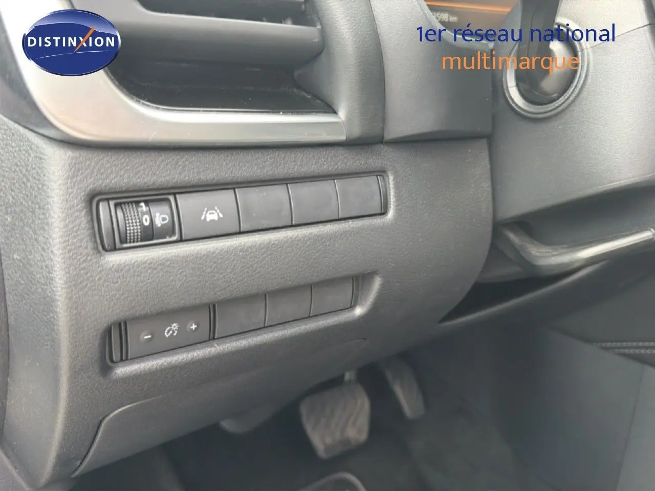Détail des commandes situées à gauche du volant dans l'habitacle noir du Nissan Qashqai e-POWER 2023.