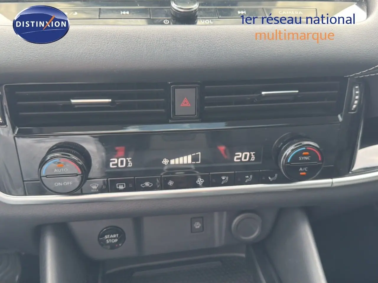 Détail du tableau de bord noir du Nissan Qashqai e-POWER 2023, montrant la climatisation digitale et les commandes centrales.