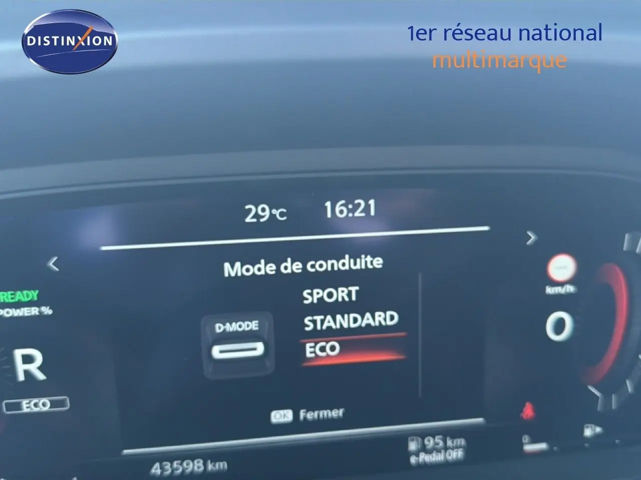 Affichage numérique intérieur du Nissan Qashqai e-POWER blanc nacré, mode de conduite ECO sélectionné, vue tableau de bord.