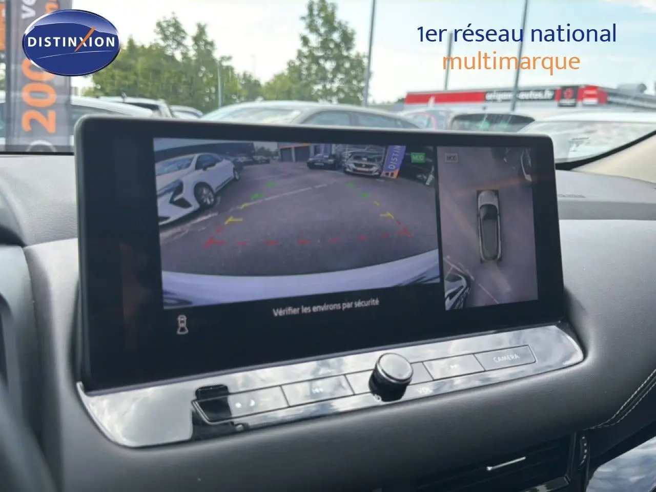 Vue intérieure sur l'écran multimédia affichant la caméra de recul du Nissan Qashqai blanc nacré 2023.