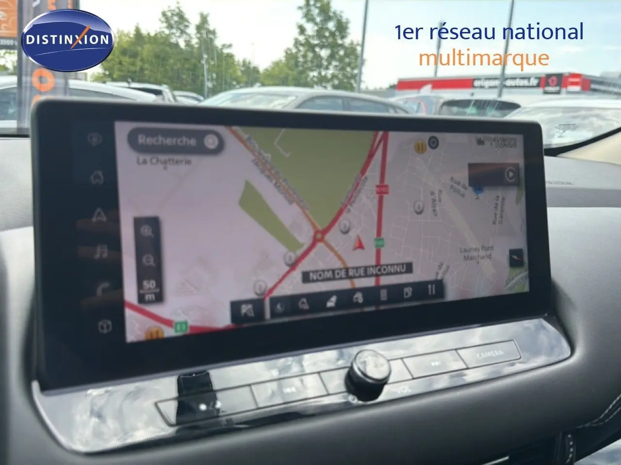 Écran tactile central du Nissan Qashqai 2023 blanc nacré, affichant la navigation GPS avec carte détaillée.