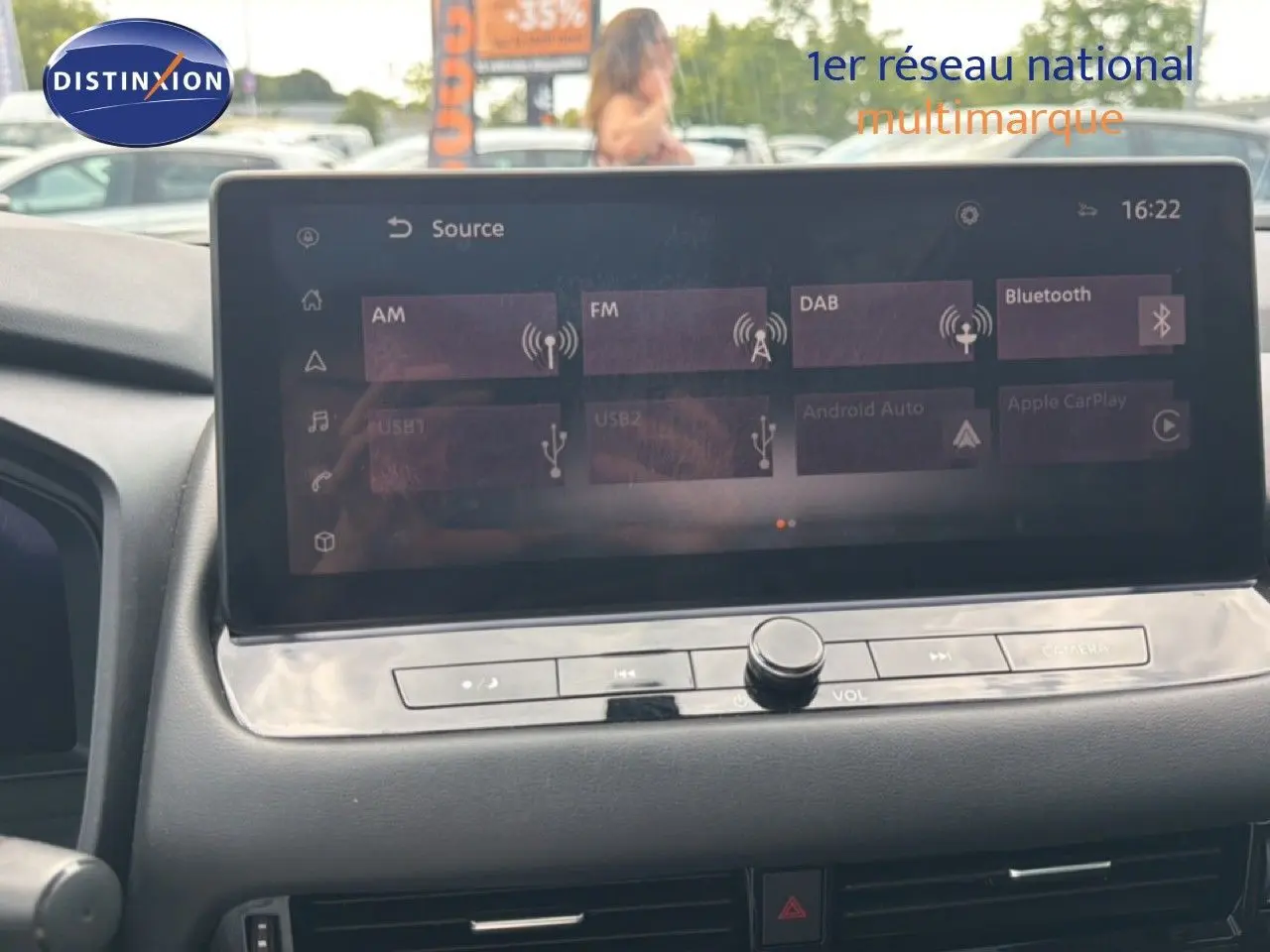 Vue intérieure du tableau de bord du Nissan Qashqai e-POWER 2023 avec écran tactile multimédia et commandes intégrées.