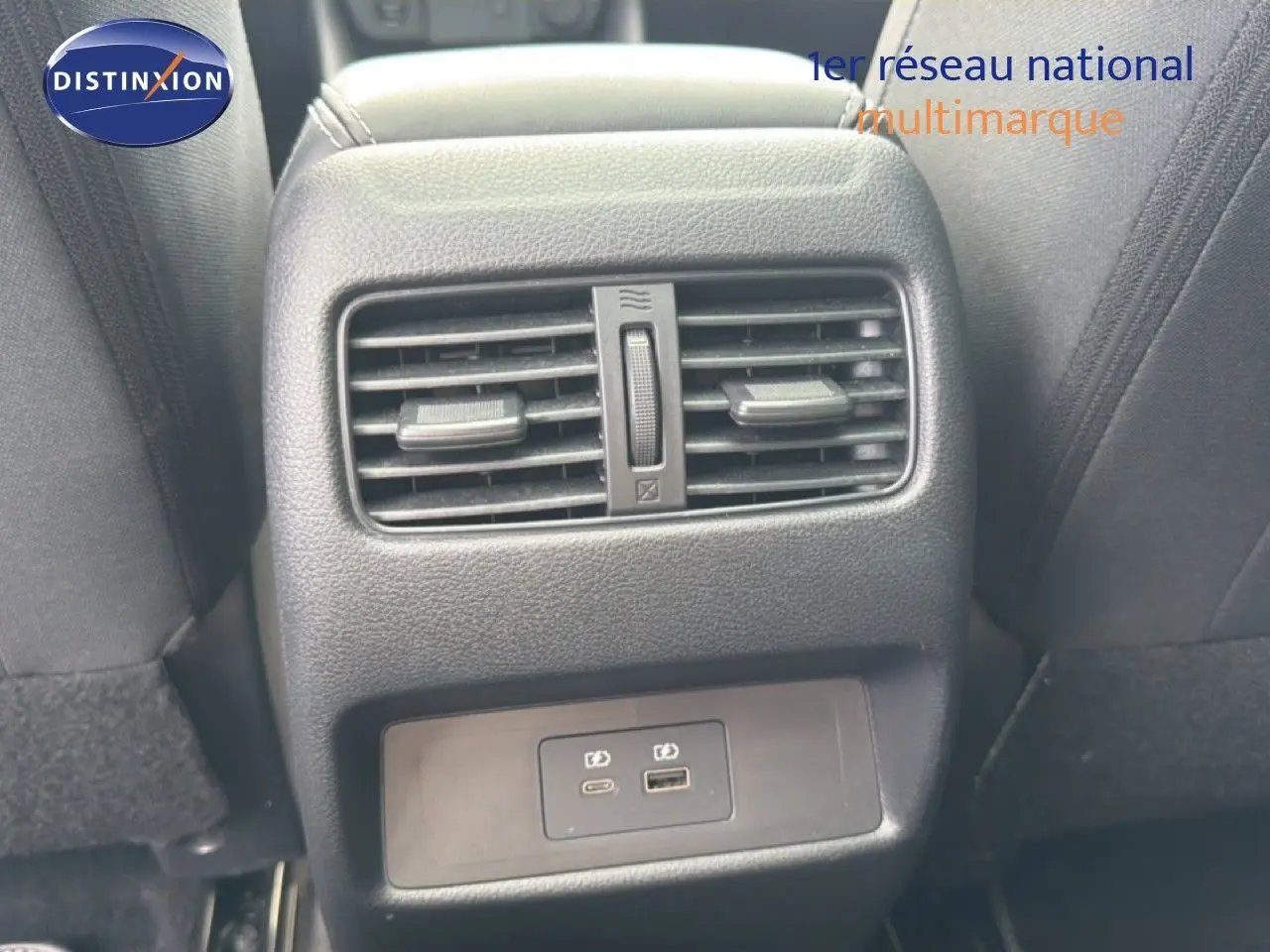 Vue rapprochée des aérateurs arrière et ports USB du Nissan Qashqai e-POWER 2023 avec intérieur tissu noir.