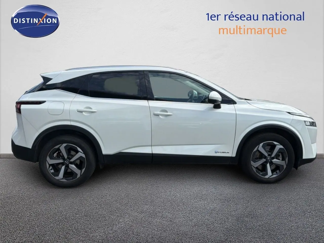 Vue de profil côté gauche du Nissan Qashqai e-POWER blanc nacré métal avec jantes bi-ton et toit noir.