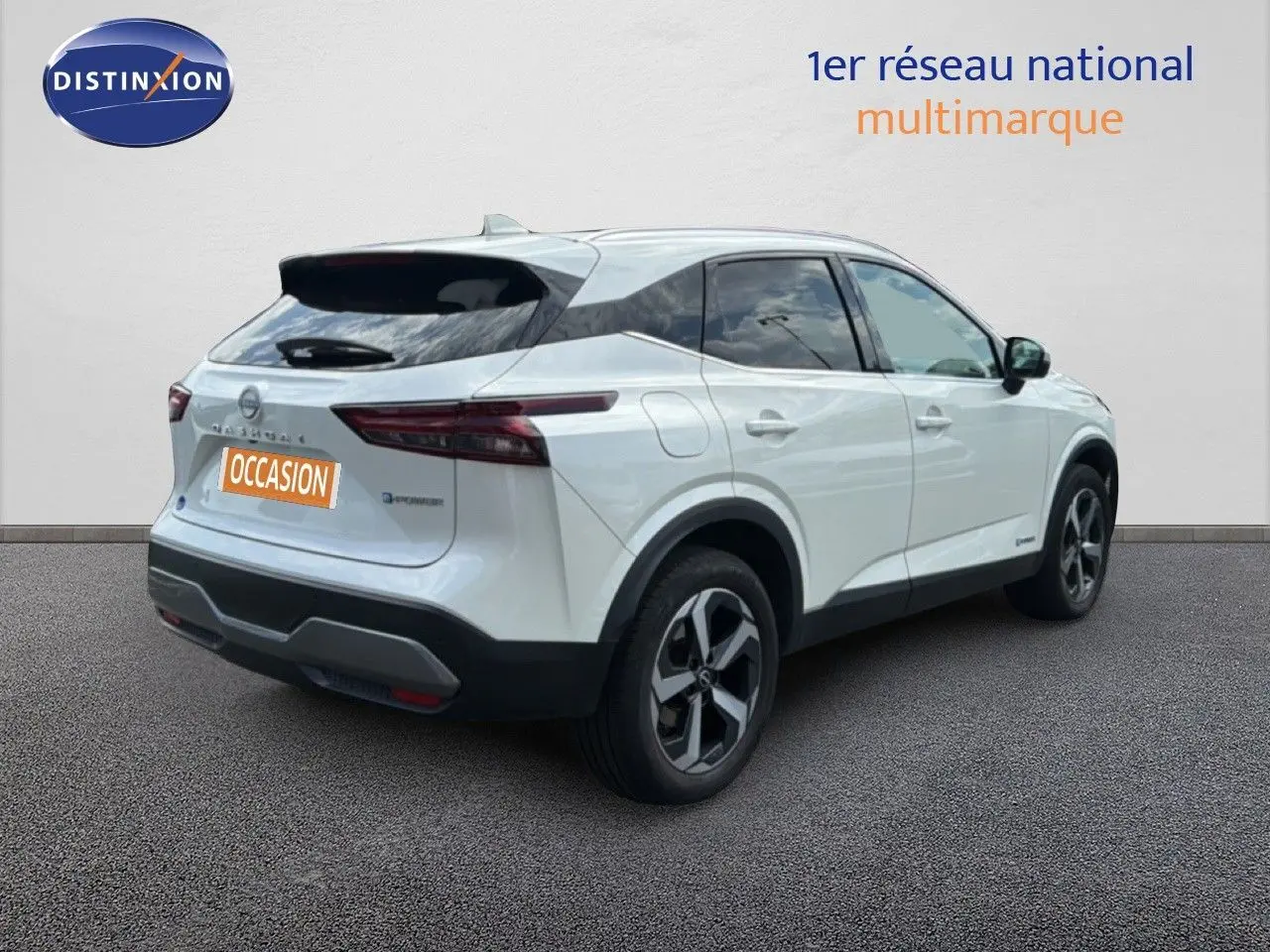 Nissan Qashqai e-POWER blanc nacré métal vu en 3/4 arrière droit avec jantes bi-ton et vitres teintées.