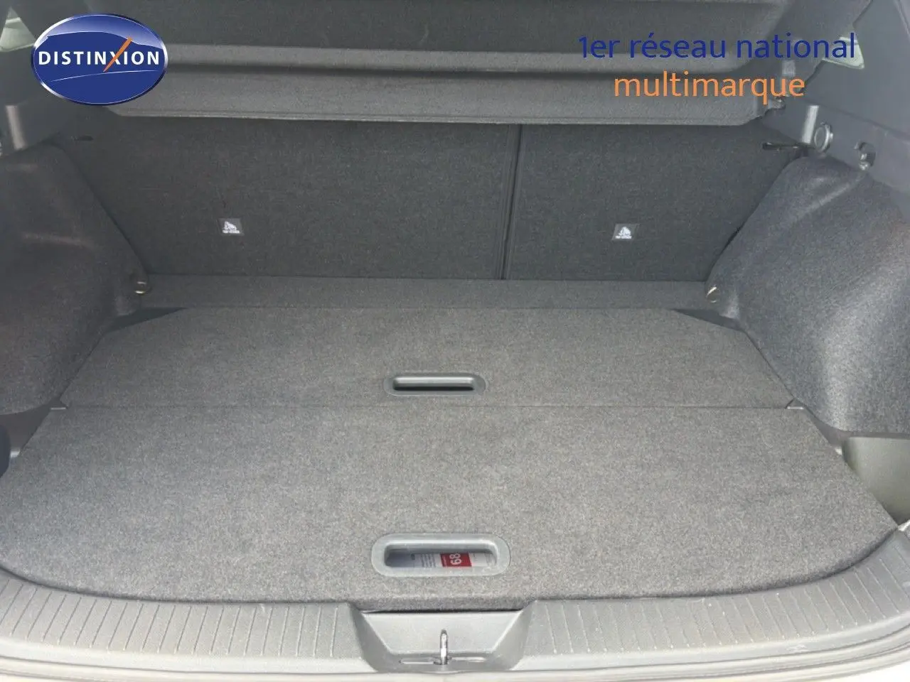 Coffre spacieux du Nissan Qashqai e-POWER 2023, vue intérieure arrière avec plancher plat et revêtement gris.