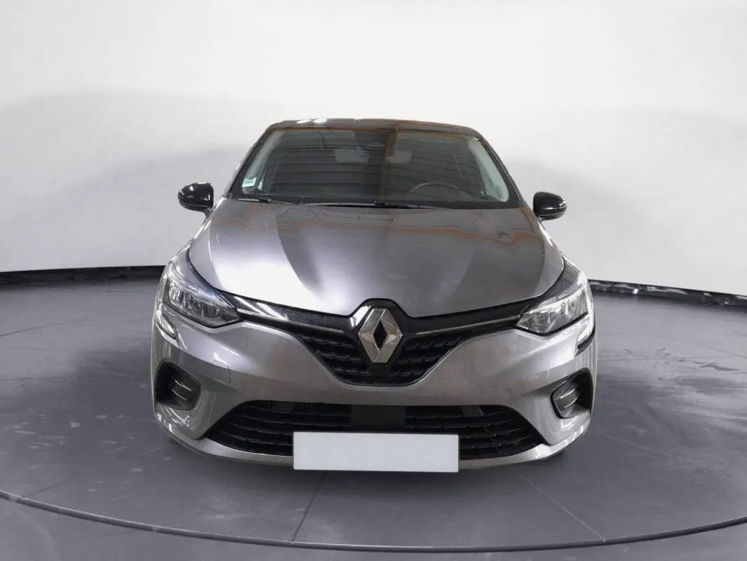 Vue frontale d'une Renault Clio V TCe 90 Evolution gris clair 2023 avec calandre noire et logo central distinctif.