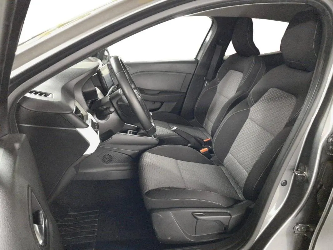 Intérieur de la Renault Clio V TCe 90 Evolution 2023, vue côté conducteur, sièges tissu gris clair et noir.