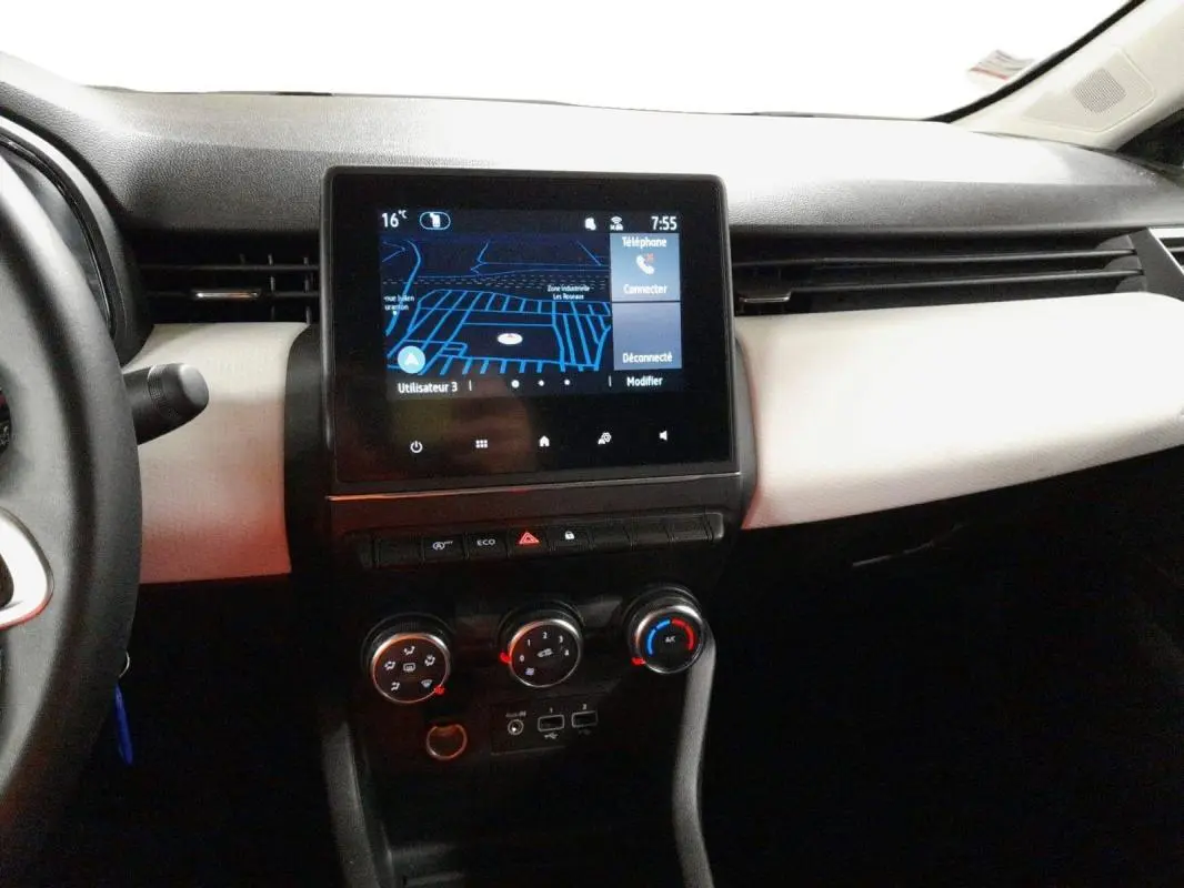 Vue intérieure du tableau de bord de la Renault Clio V TCe 90 Evolution 2023, avec écran tactile et commandes de climatisation.