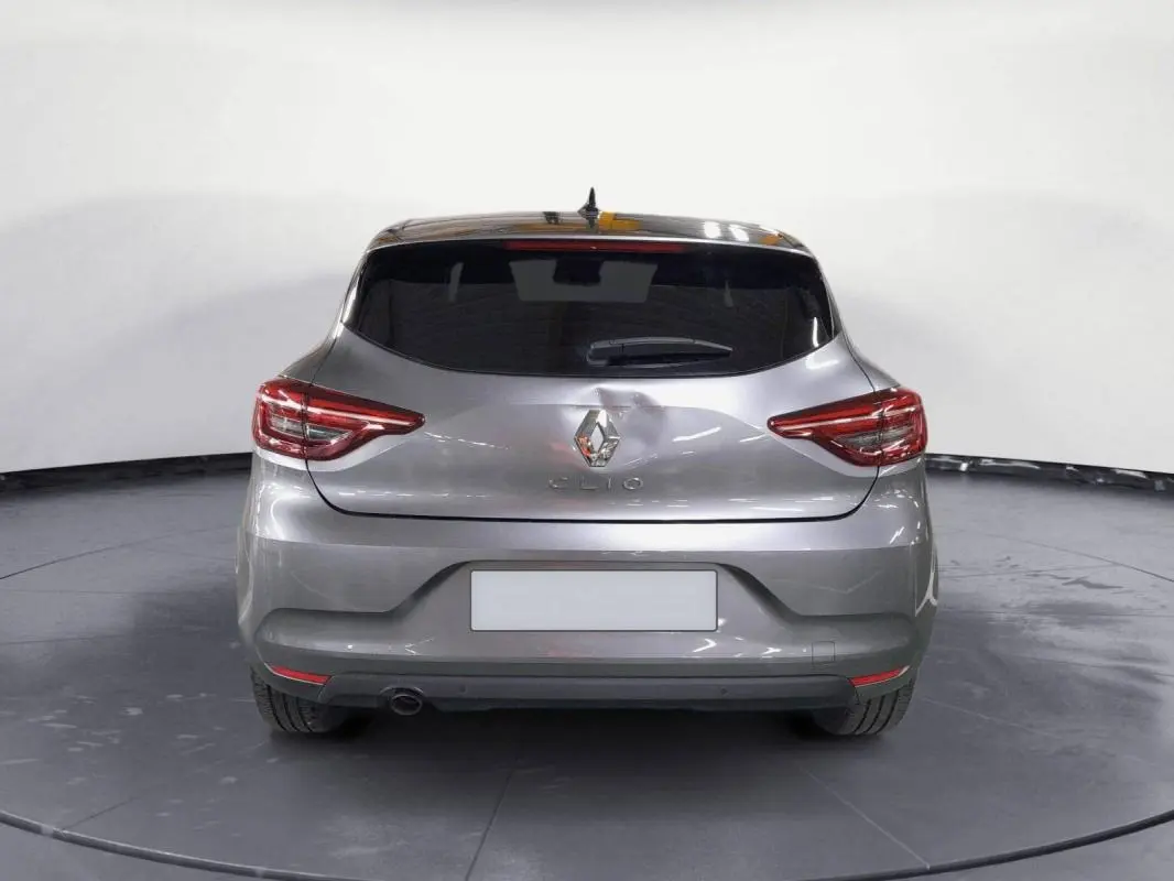 Vue arrière d'une Renault Clio V TCe 90 Evolution gris clair 2023 avec feux arrière LED et lunette teintée.