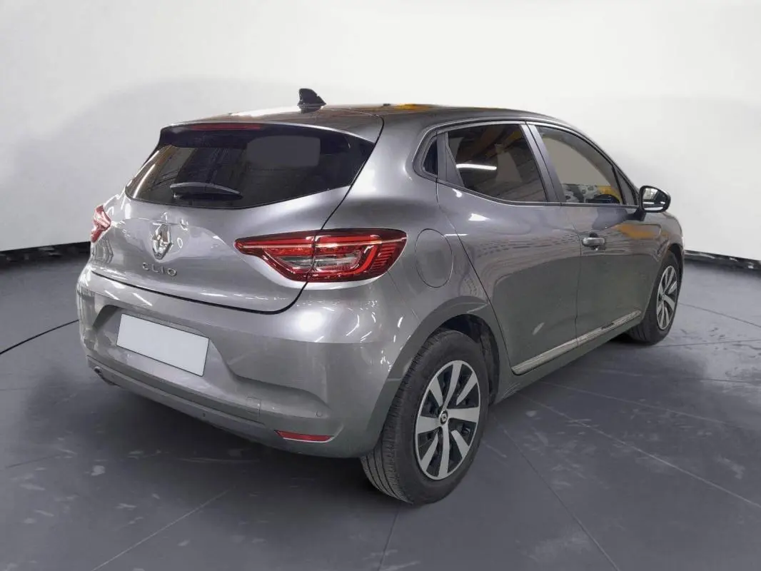 Vue 3/4 arrière droit d'une Renault Clio gris clair 2023, avec feux arrière LED et jantes alliage distinctives.